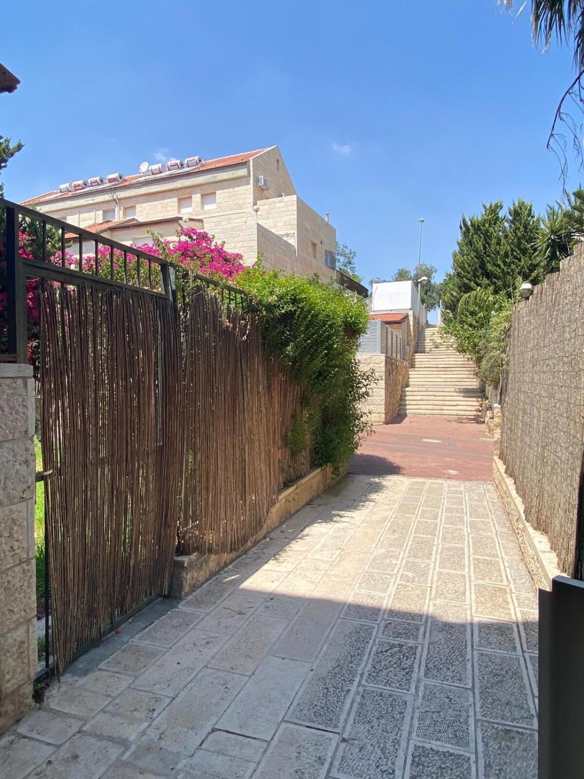 Ma'ale Adumim דירת גן מרווחת במיקום מעולה עם נטפליקס חינמי 아파트 외부 사진